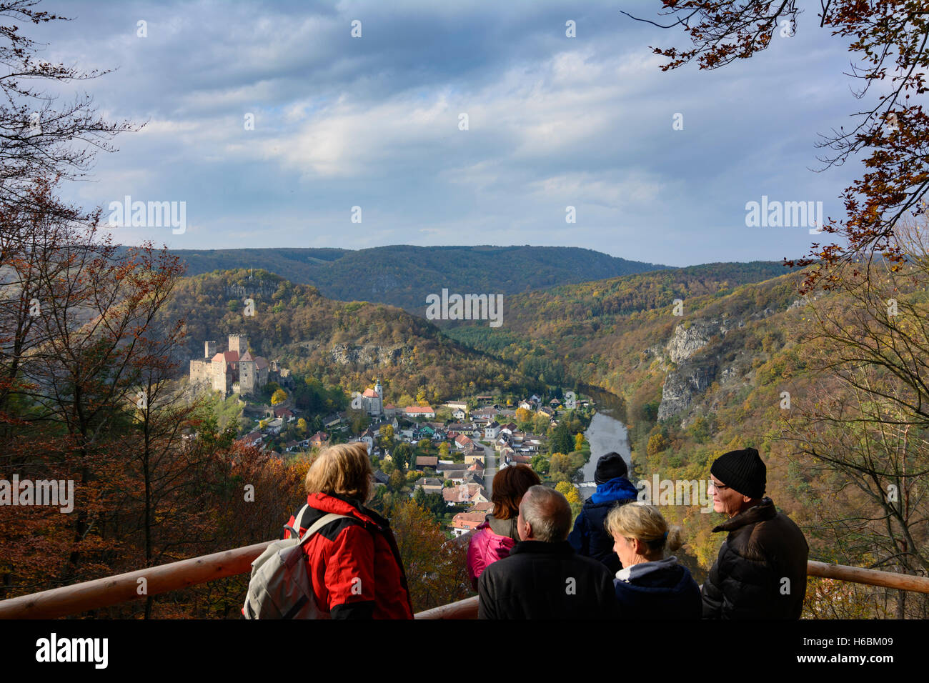 Hardegg: Hardegg castle, town, river Thaya from Henner viewpoint, visitors, Waldviertel, Niederösterreich, Lower Austria, Austri Stock Photo