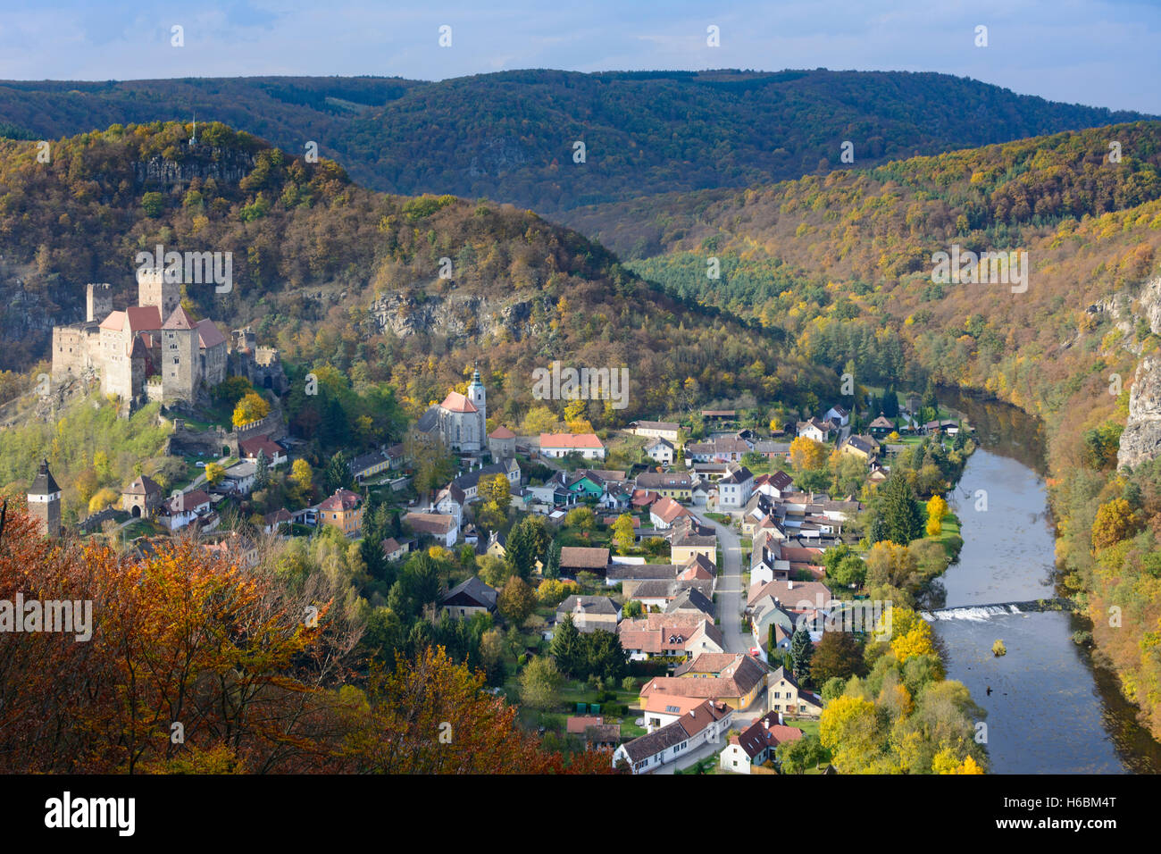 Hardegg: Hardegg castle, town, river Thaya from Henner viewpoint, Waldviertel, Niederösterreich, Lower Austria, Austria Stock Photo