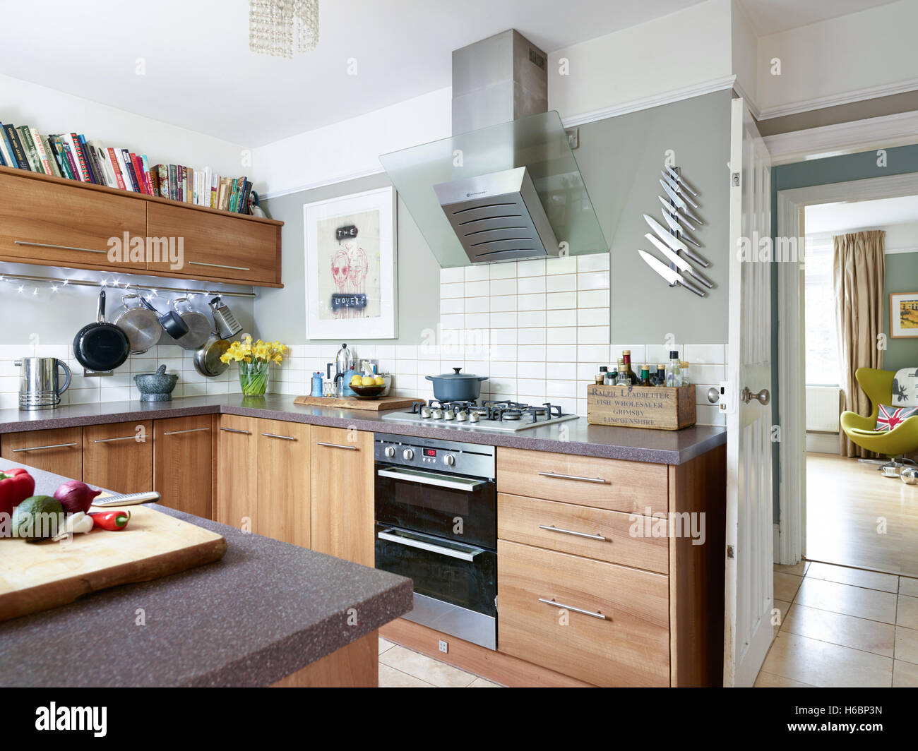 A contemporary, fresh open plan kitchen incorporating an integrated oven cooker & a hood & Gloucestershire, UK Stock Photo