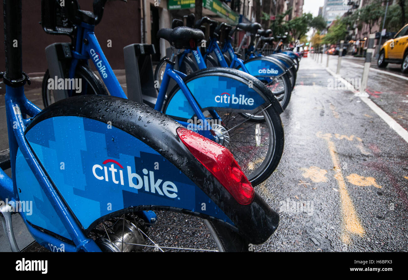 Citybikes lined up on a rainy street in Manhattan in New York City, USA Stock Photo