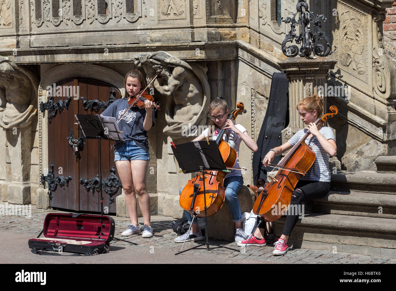 Young musicians busking, Ulica Dluga (Dluga Street), Gdansk, Poland Stock Photo