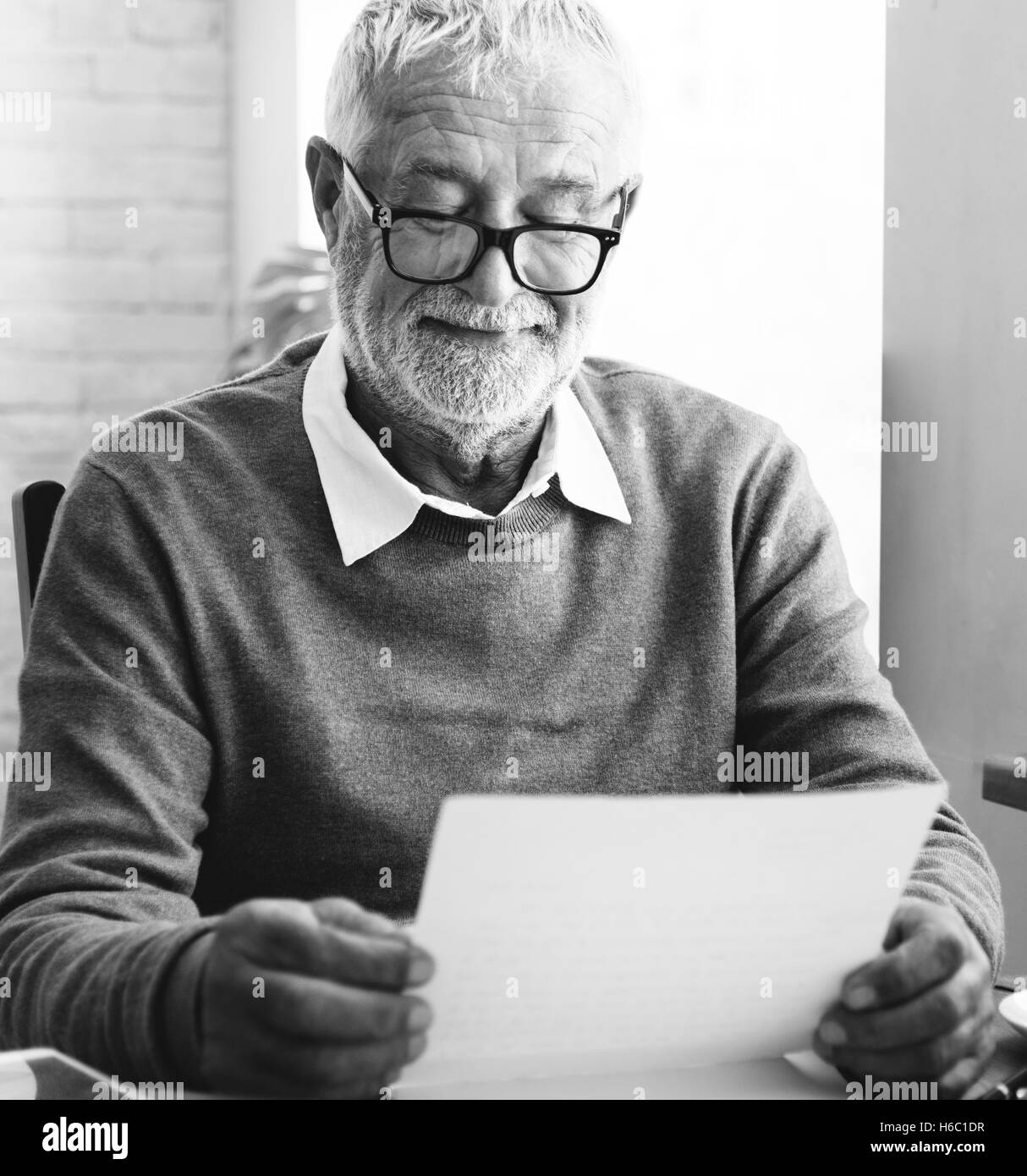 woman reading book Black and White Stock Photos Images Alamy