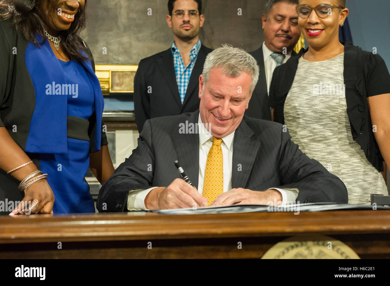 New York Mayor Bill de Blasio, center, at a bill signing related to increasing reporting and transparency around programs and services for inmates in the Blue Room in New York City Hall, on Tuesday, October 18, 2016 in New York. (© Frances M. Roberts) Stock Photo