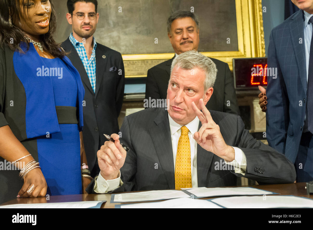 New York Mayor Bill de Blasio, center, at a bill signing related to increasing reporting and transparency around programs and services for inmates in the Blue Room in New York City Hall, on Tuesday, October 18, 2016 in New York. (© Frances M. Roberts) Stock Photo