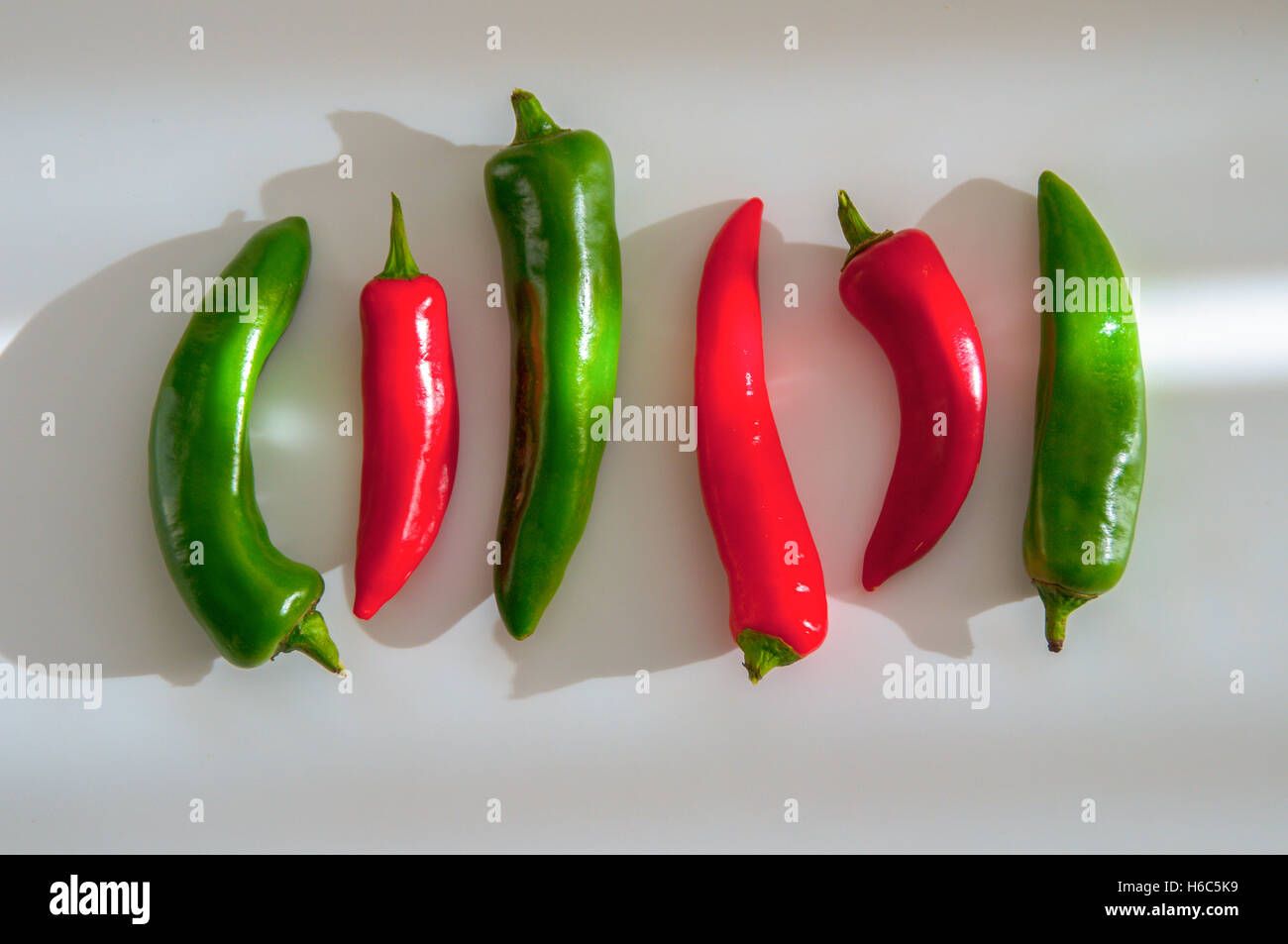 red and green chili peppers in a row Stock Photo - Alamy