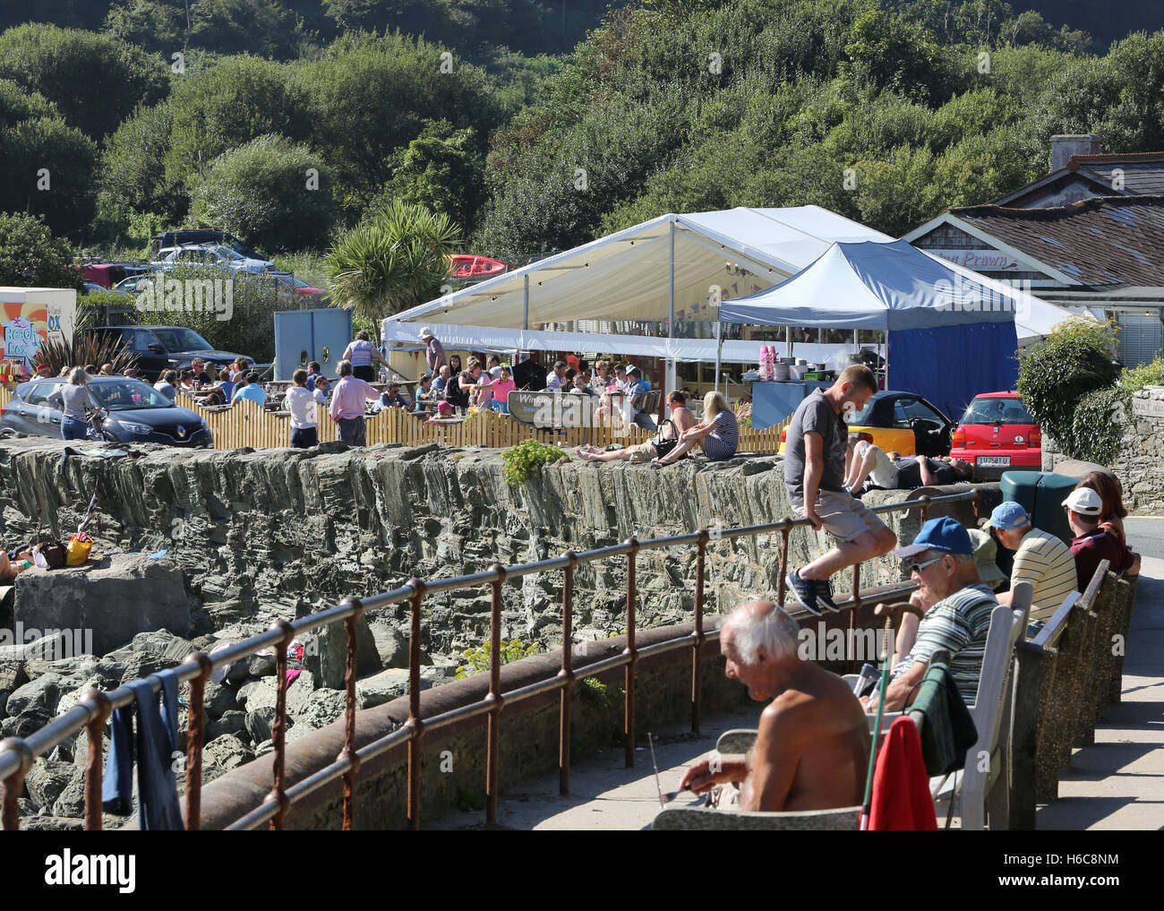 A view of the busy Winking Prawn Restaurant in Salcombe on a beautiful warm and sunny Bank Holiday weekend. Stock Photo
