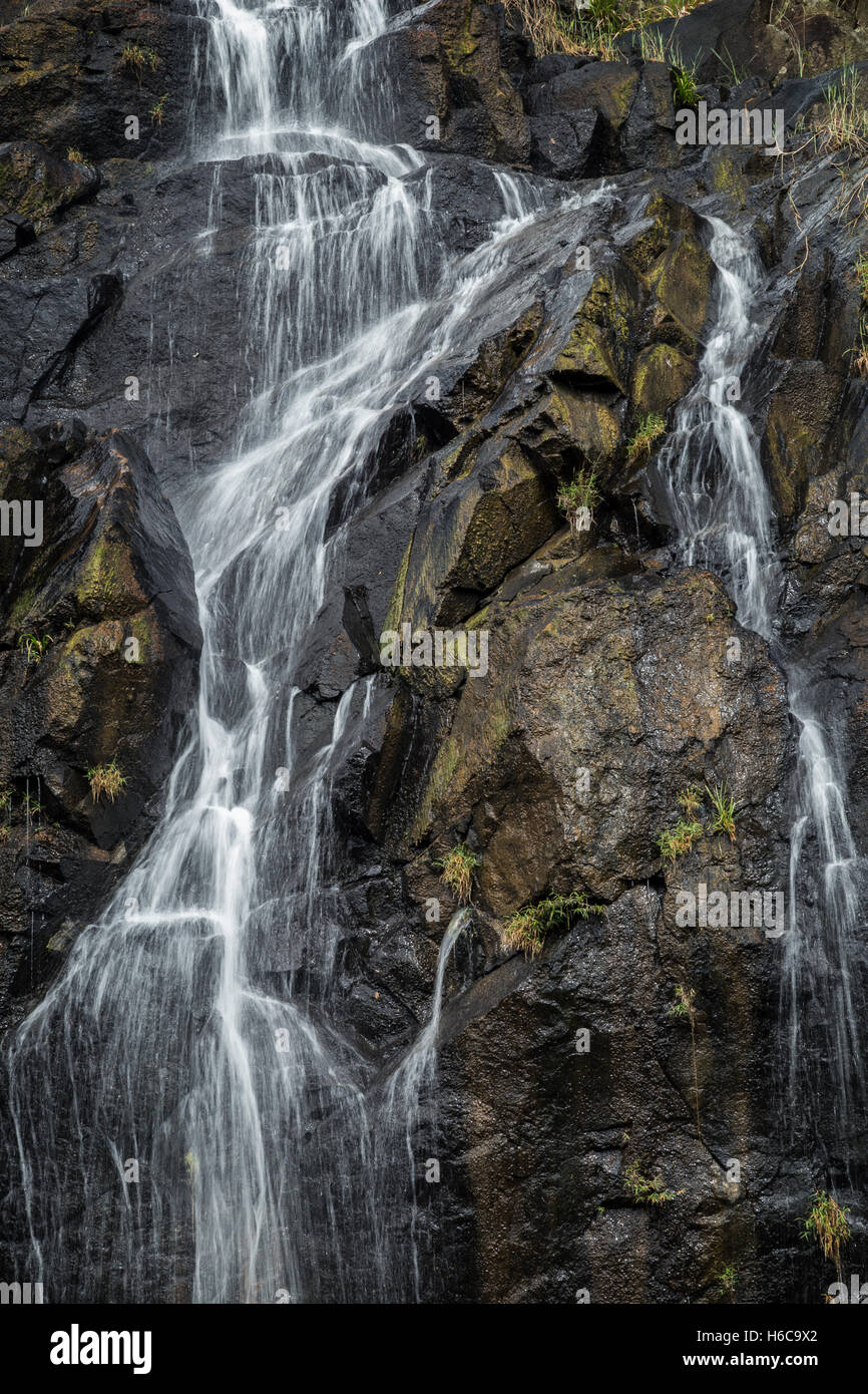 Water flowing rock close up hi-res stock photography and images - Alamy
