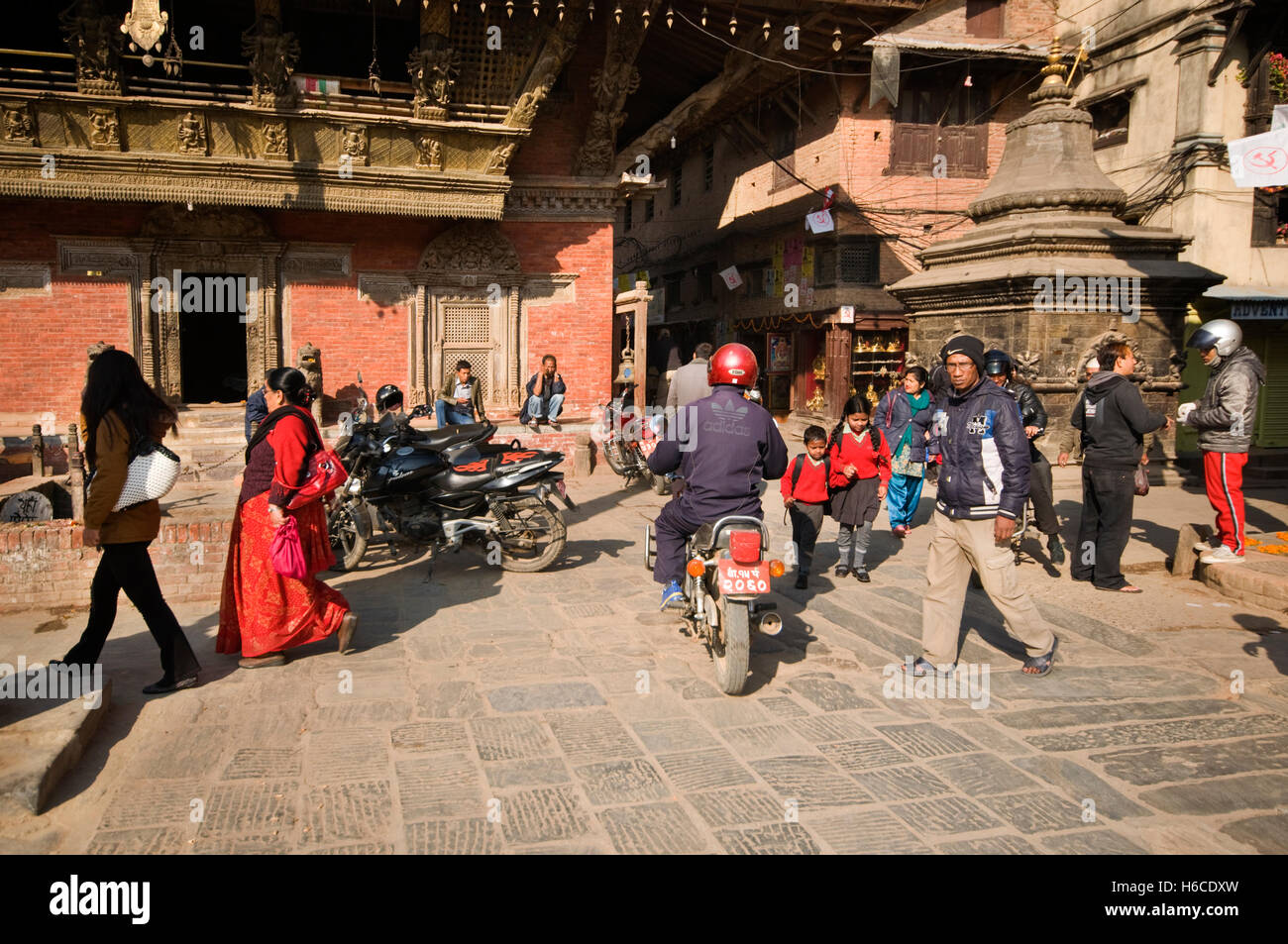 NEPAL, Kathmandu, Patan, Durbar Square, Bhimsen Hindu Temple (rebuilt 1682), traffic coming in and out of the Square Stock Photo