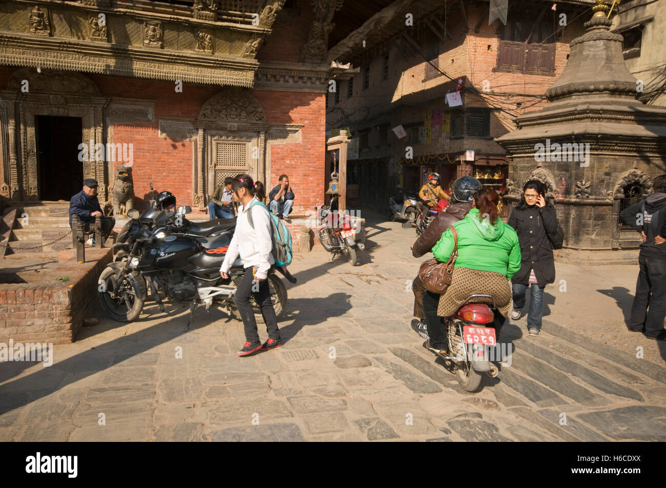 NEPAL, Kathmandu, Patan, Durbar Square, Bhimsen Hindu Temple (rebuilt 1682), traffic coming in and out of the Square Stock Photo