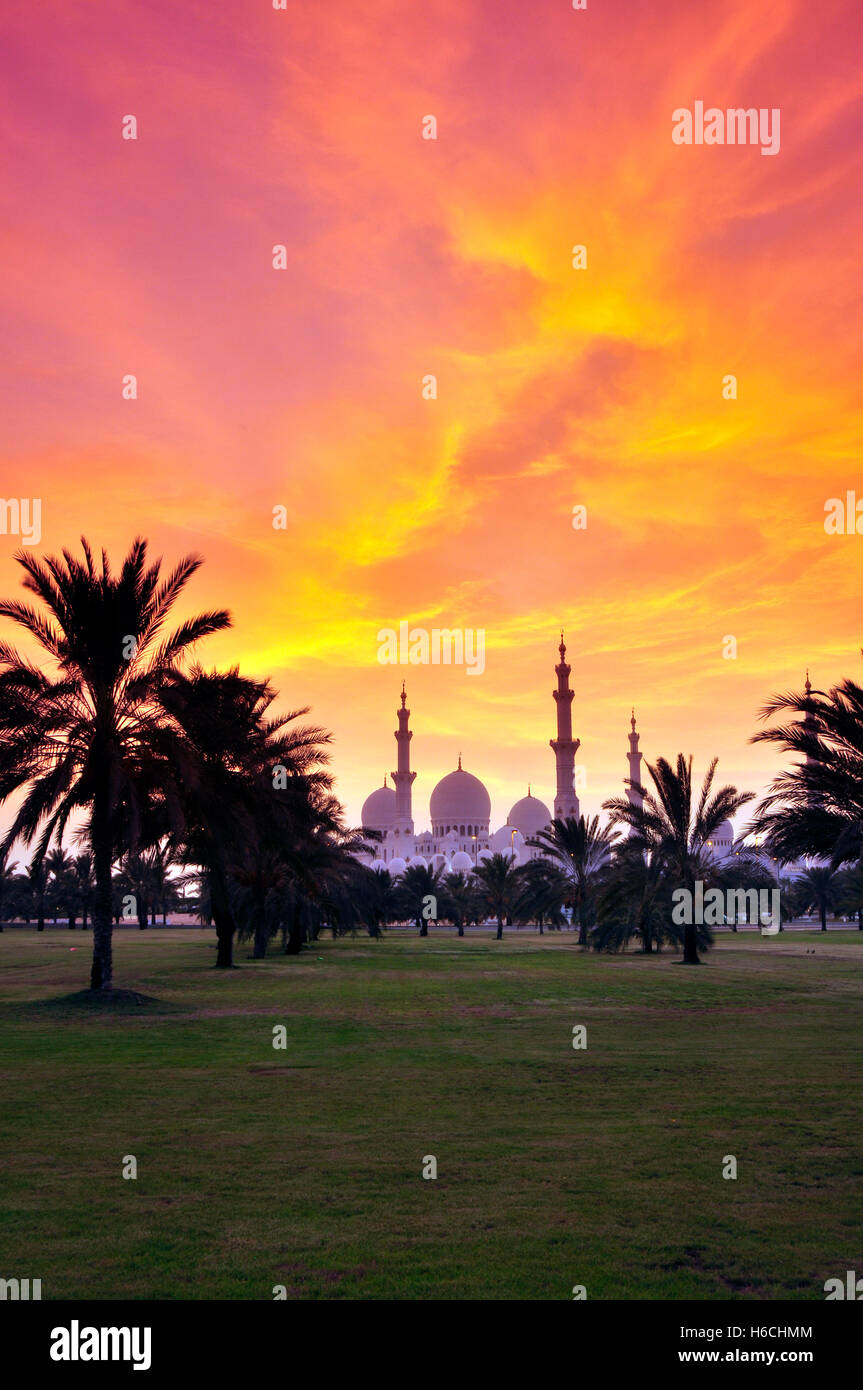 Sheikh Zayed Mosque Stock Photo Alamy