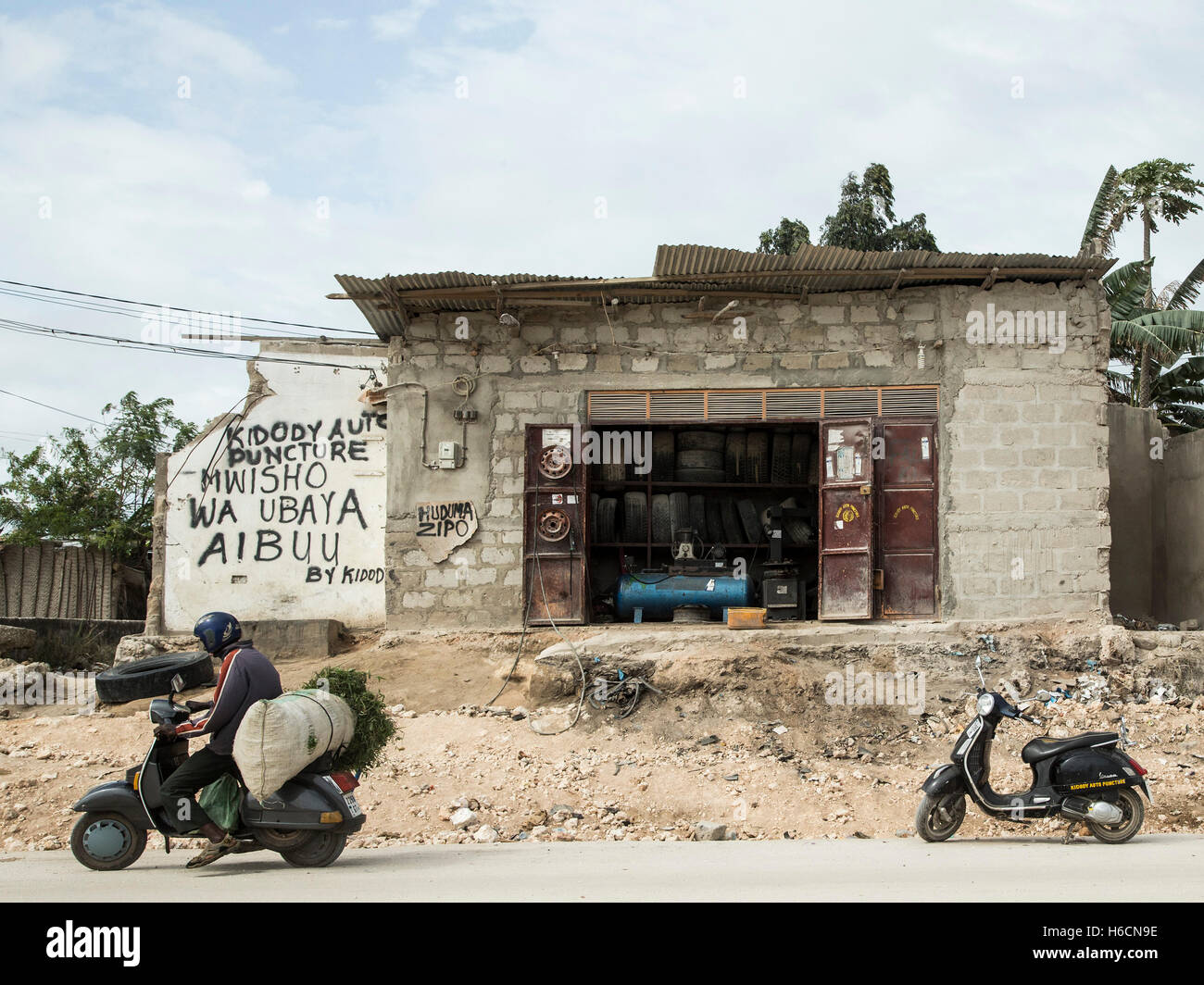 Puncture shop hi res stock photography and images Alamy