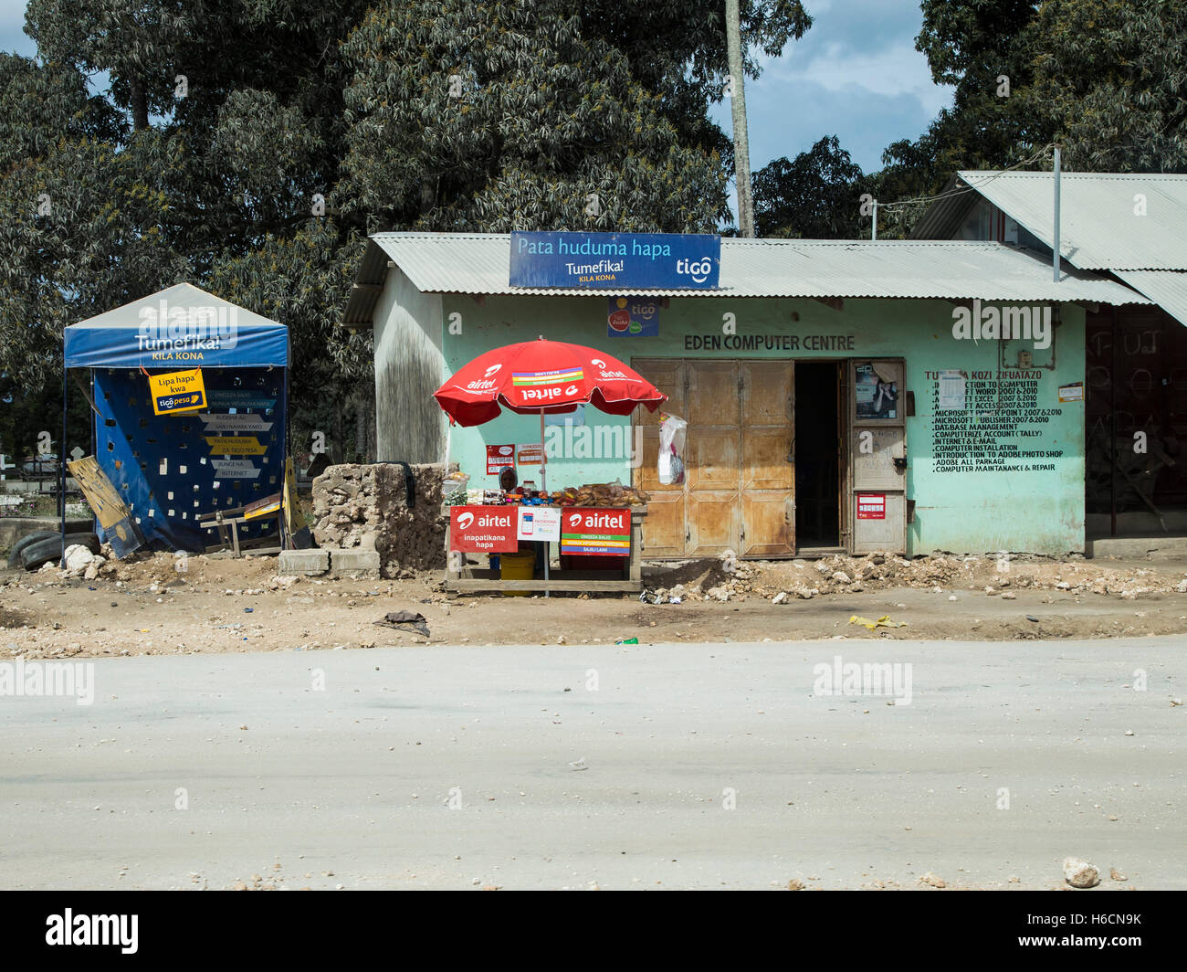 Computer store in Zanzibar Stock Photo Alamy