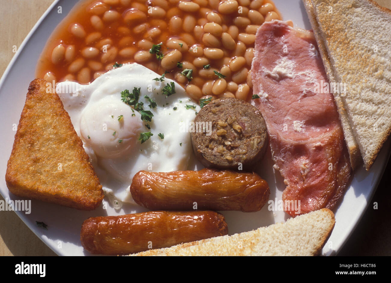 Full Irish Breakfast, Breakfast with beans, eggs, bacon, ham, sausage and toast, meal, Dublin