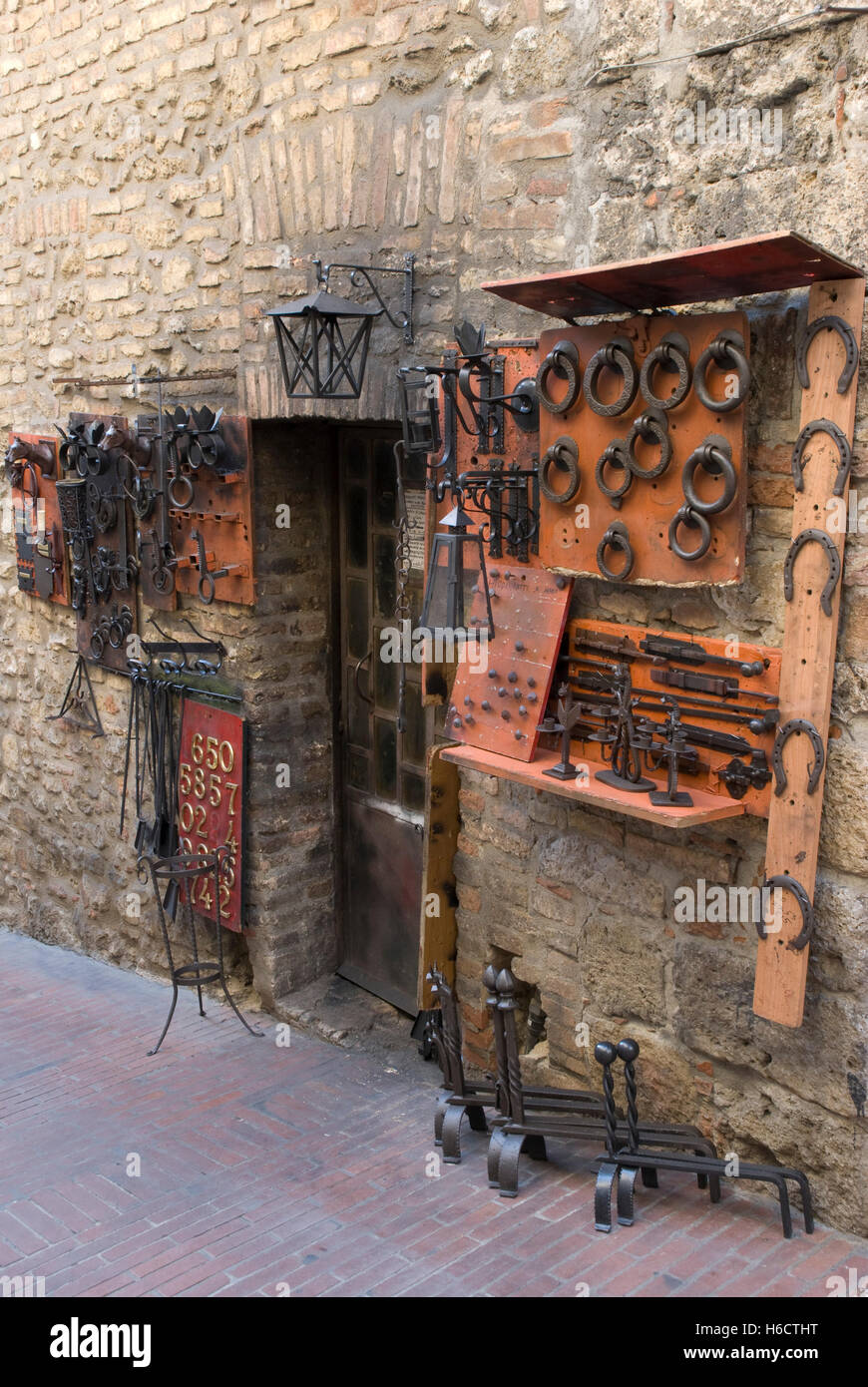 Hardware Store In An Alley In The Historic Town Centre Of San Gimignano H6CTHT 