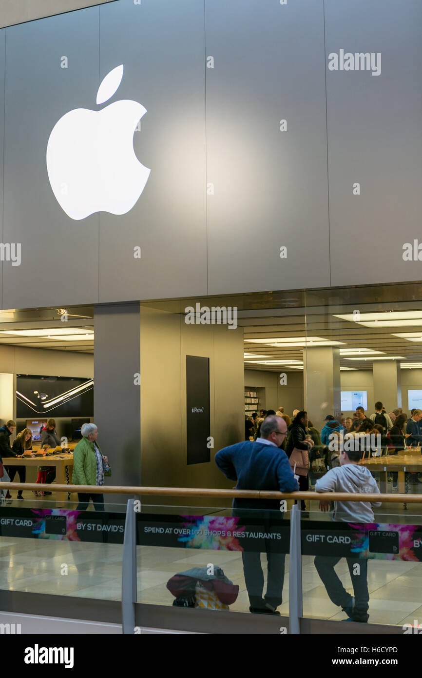 Apple shop in cardiff shopping centre Stock Photo