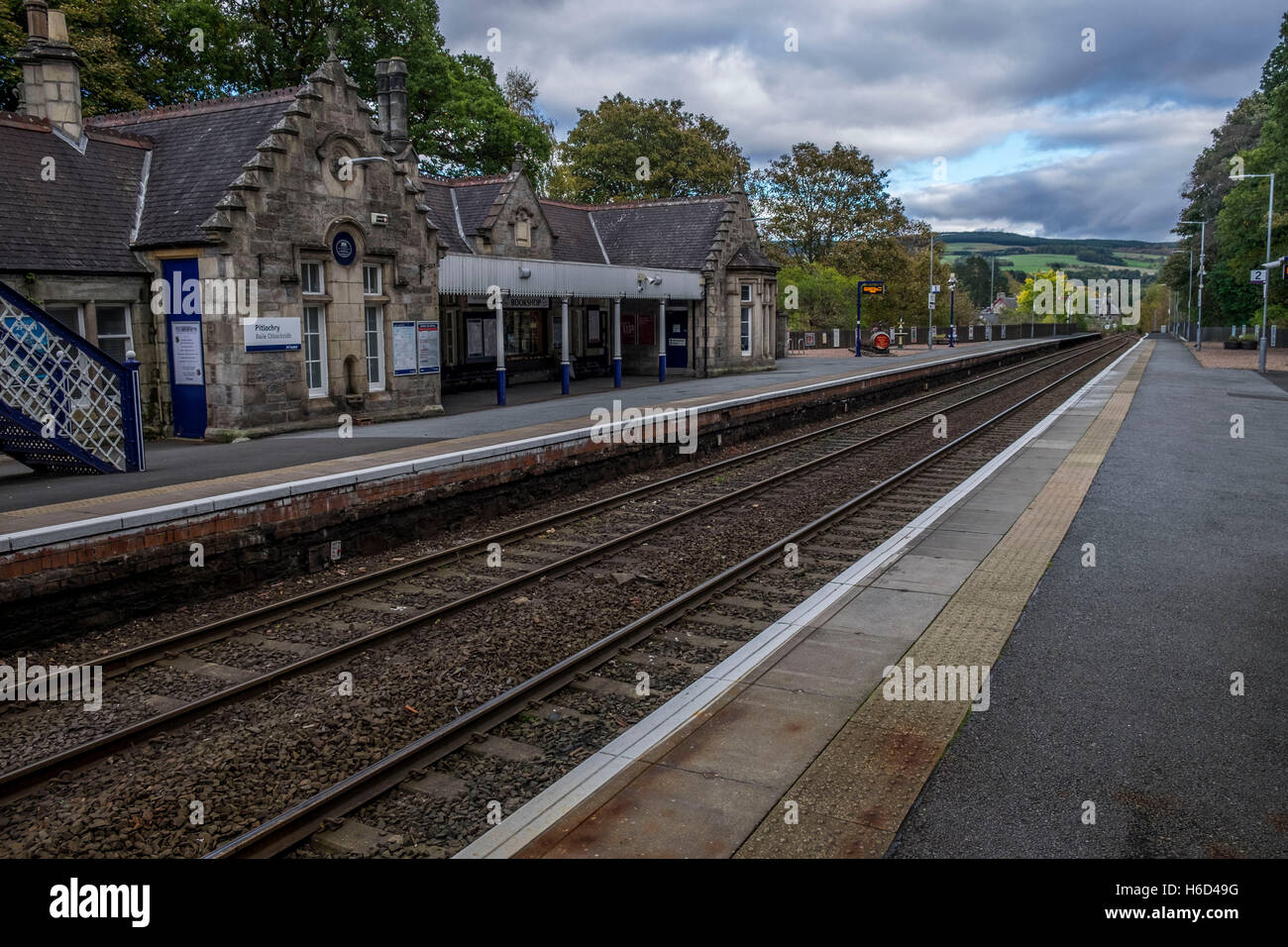 The railway lines and platform at Pitlochry station Stock Photo - Alamy