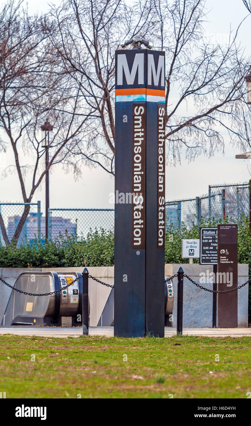 WASHINGTON DC, USA - JANUARY 31, 2006: The entrance to the metro station Smithsonian institution Stock Photo