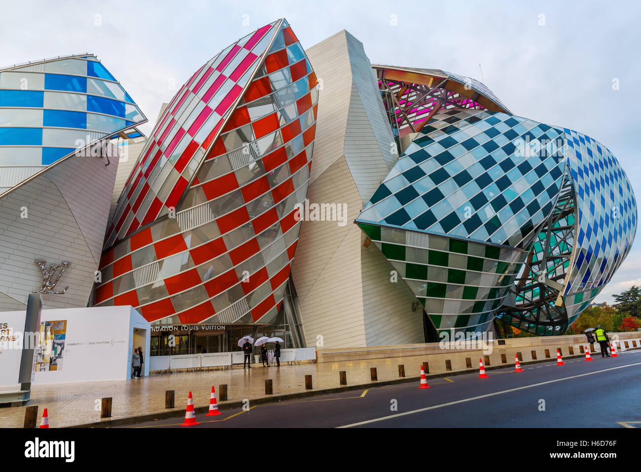 Louis Vuitton Foundation, by architect Frank Gehry, art museum and cultural  center at Bois de Boulogne, Paris, France Stock Photo - Alamy
