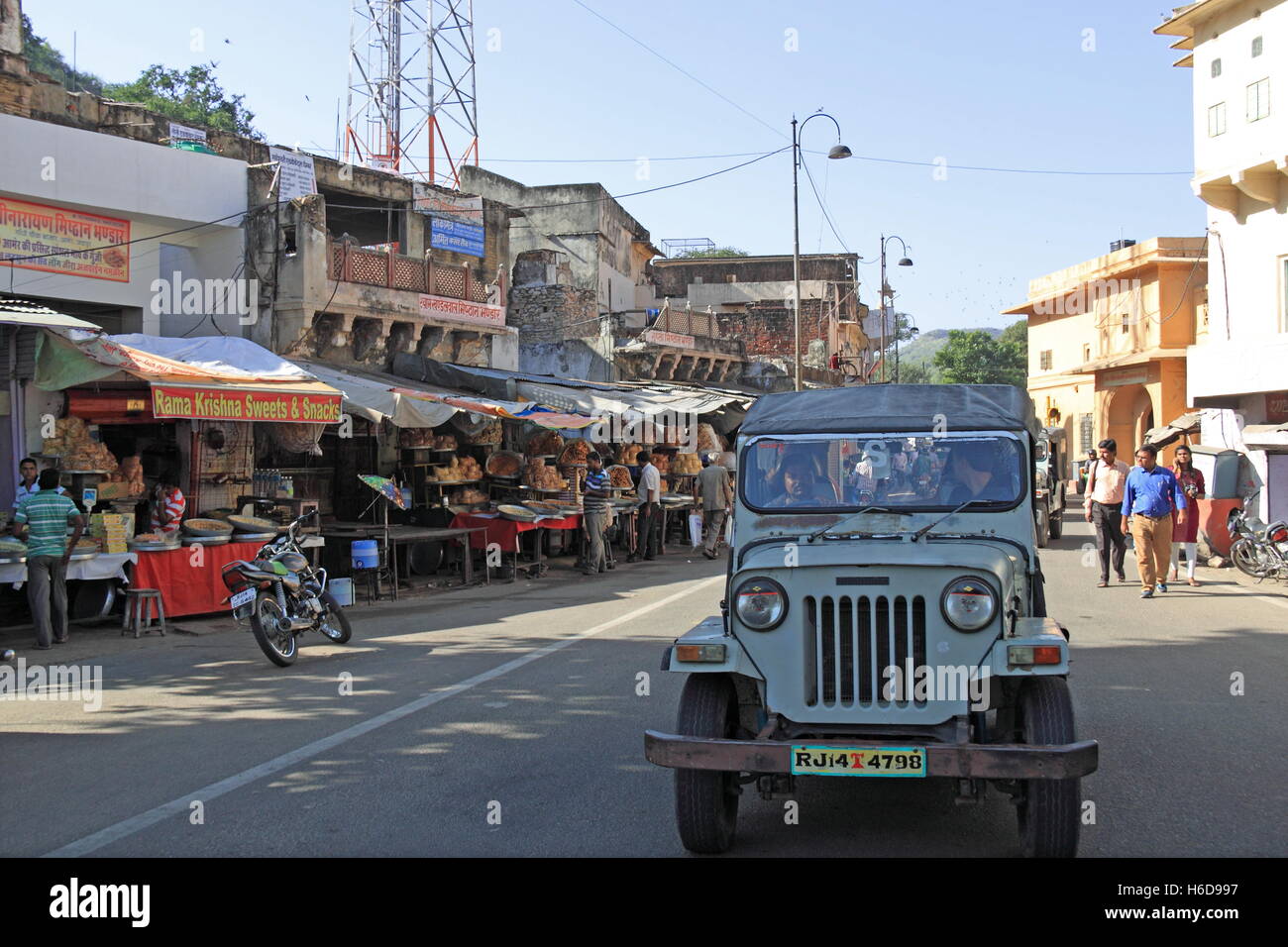 Mahindra Jeep Safari to Amber Fort, Amer, Jaipur, Rajasthan, India, Indian subcontinent, South Asia Stock Photo