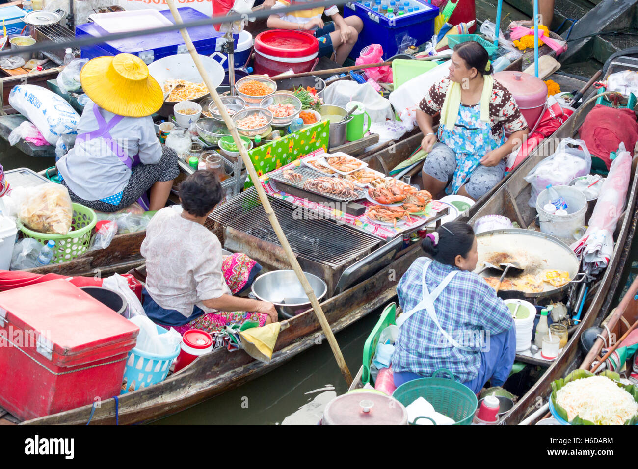 Vendors in boats at Damnoen Saduak floating market, Thailand Stock Photo