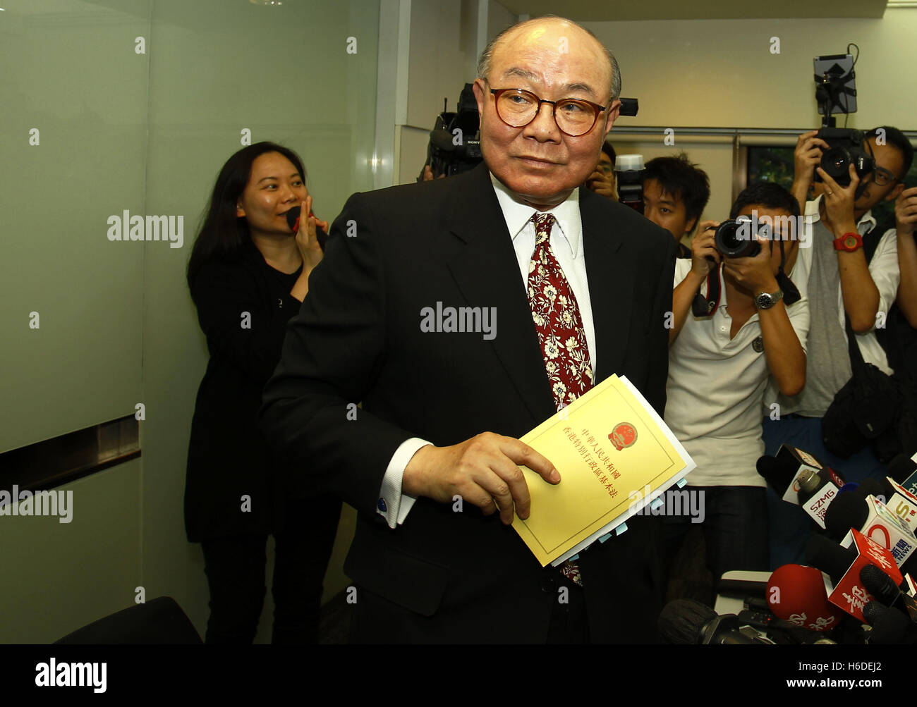 October 27, 2016 Retired judge, Woo Kwokhing pose for the medias