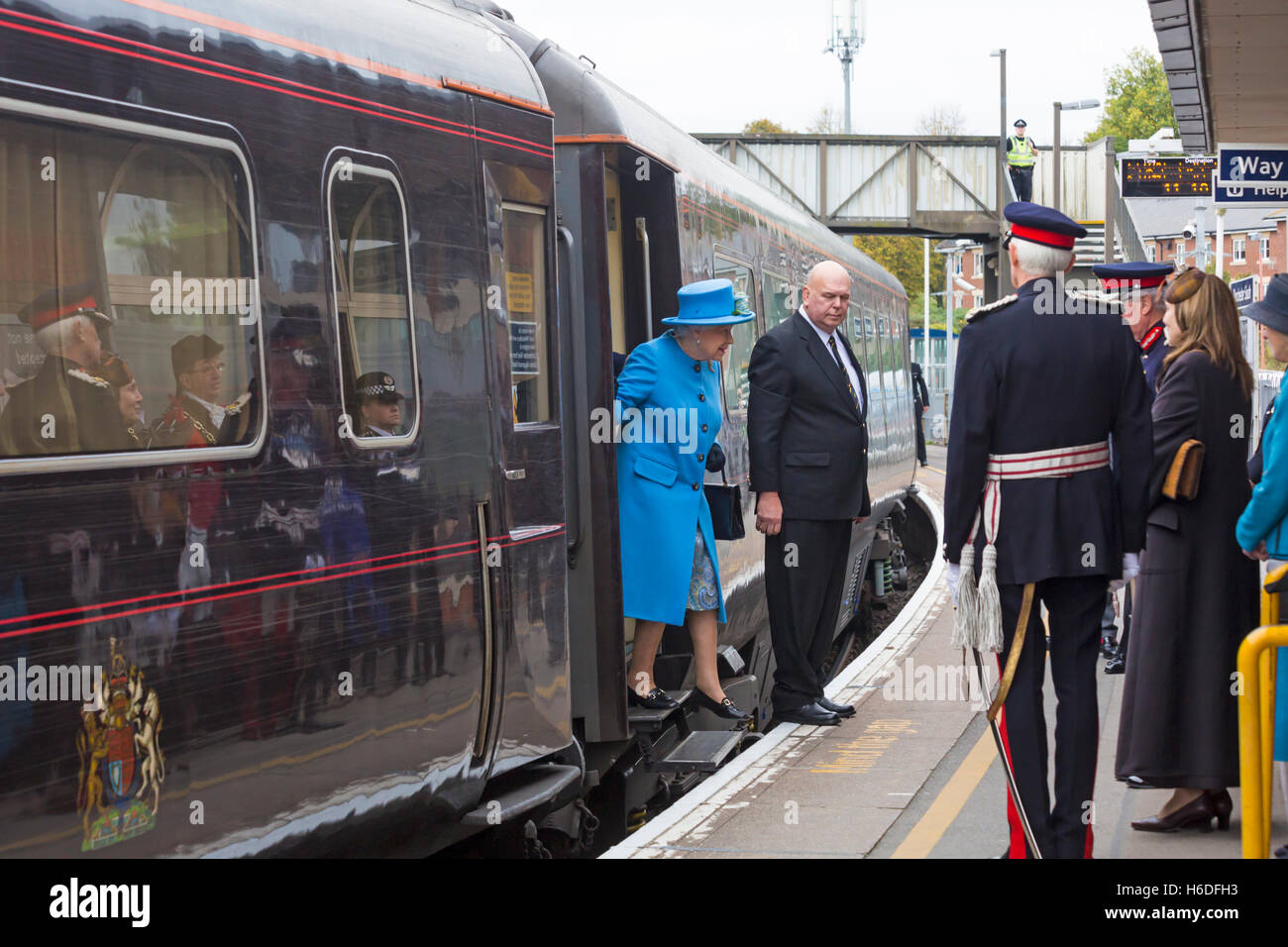 Dorchester, Dorset, UK. 27th Oct, 2016. Her Majesty the Queen, Queen Elizabeth II, alights from the Royal Train at Dorchester South railway station to meet waiting dignitaries before going on to Poundbury. Credit:  Carolyn Jenkins/Alamy Live News Stock Photo