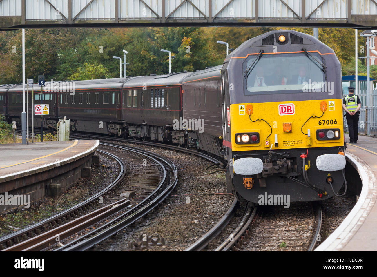 Dorchester, Dorset, UK. 27 October 2016. Royal Train DB Schenker Class 67 number 67006 'Royal Sovereign' diesel locomotive approaching Dorchester South station carrying Her Majesty the Queen, Prince Philip, Charles Prince of Wales and Camilla Duchess of Cornwall  Credit:  Carolyn Jenkins/Alamy Live News Stock Photo