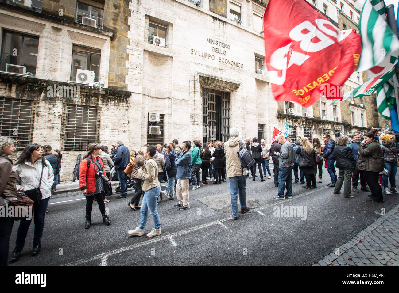 Rome, Italy. 27 October 2016. Protest in Rome call center Almaviva workers in front of the Ministry of Economic Development against the company's decision to close its offices in Rome and Naples with the consequent dismissal of 2,511 working men and women, pictured the protest of workers Almaviva Credit:  Andrea Ronchini/Alamy Live News Stock Photo