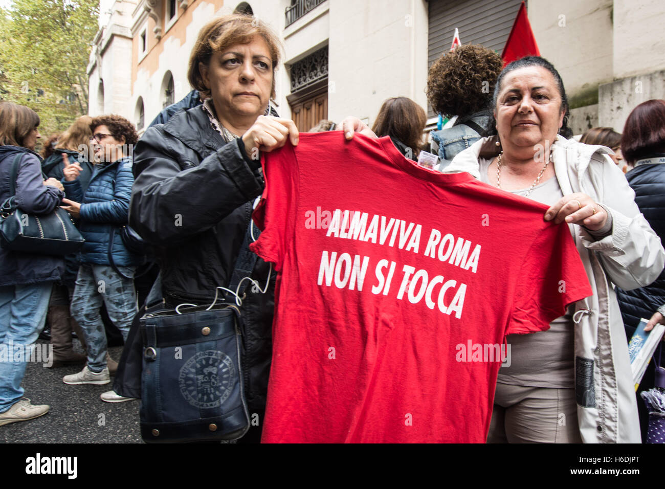 Rome, Italy. 27 October 2016. Protest in Rome call center Almaviva workers in front of the Ministry of Economic Development against the company's decision to close its offices in Rome and Naples with the consequent dismissal of 2,511 working men and women, pictured the protest of workers Almaviva Credit: Andrea Ronchini/Alamy Live News Stock Photo