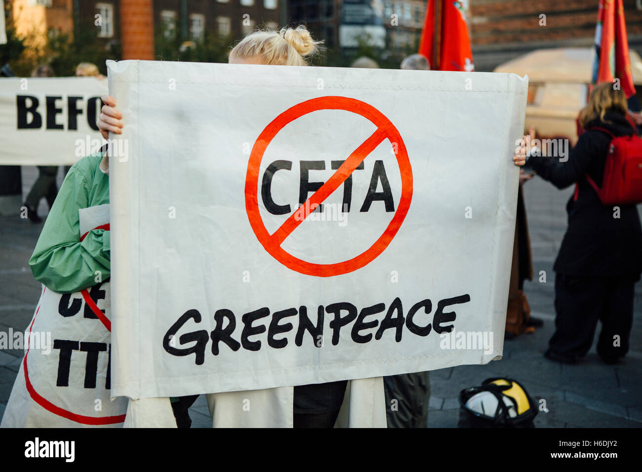 Denmark, Copenhagen, October 27th 2016. Thousands of protesters take the streets in central Copenhagen and rally against the controversial free trade agreements TTIP and CETA. Credit:  Alberto Grasso/Alamy Live News Stock Photo