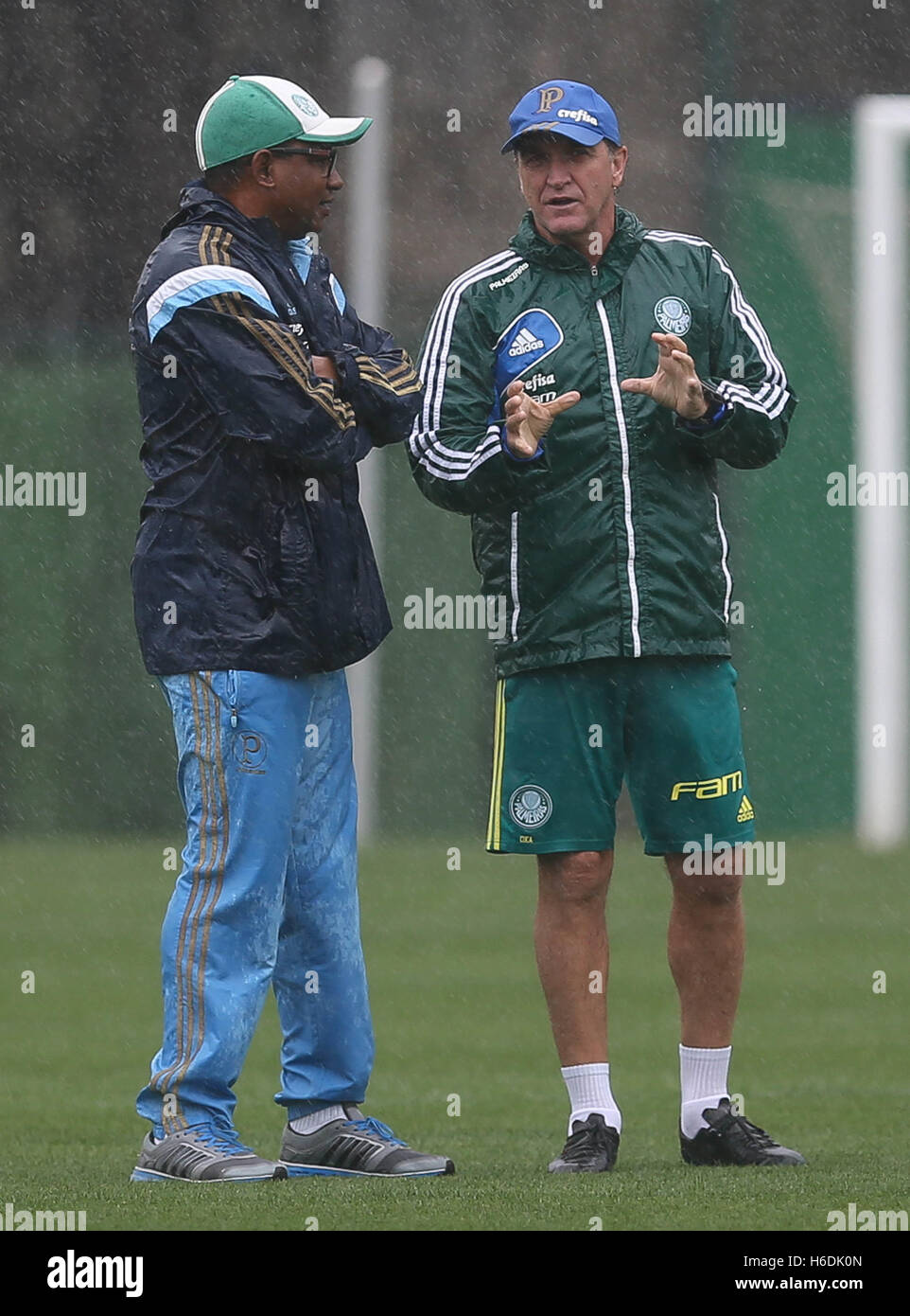 SÃO PAULO, SP - 27.10.2016: TREINO DO PALMEIRAS - The former player Cesar Sampaio and Cuca technician (D), the SE Palmeiras, during training, the Football Academy. (Photo: Cesar Greco/Fotoarena) Stock Photo