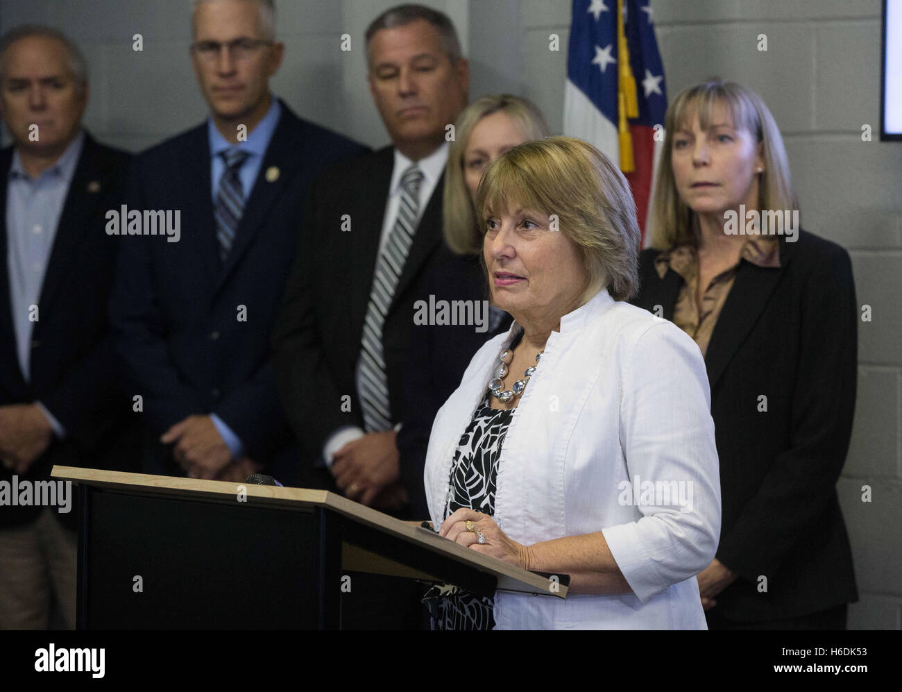 Modesto, CA, USA. 27th Oct, 2016. Sharon Rocha the mother of Laci Peterson who was killed in Modesto Ca, by Scott Peterson, now on death row at San Quentin State Prison, talks during a press conference about why it is important to vote No on Prop 62 and Yes on Prop 66. Credit:  Marty Bicek/ZUMA Wire/Alamy Live News Stock Photo