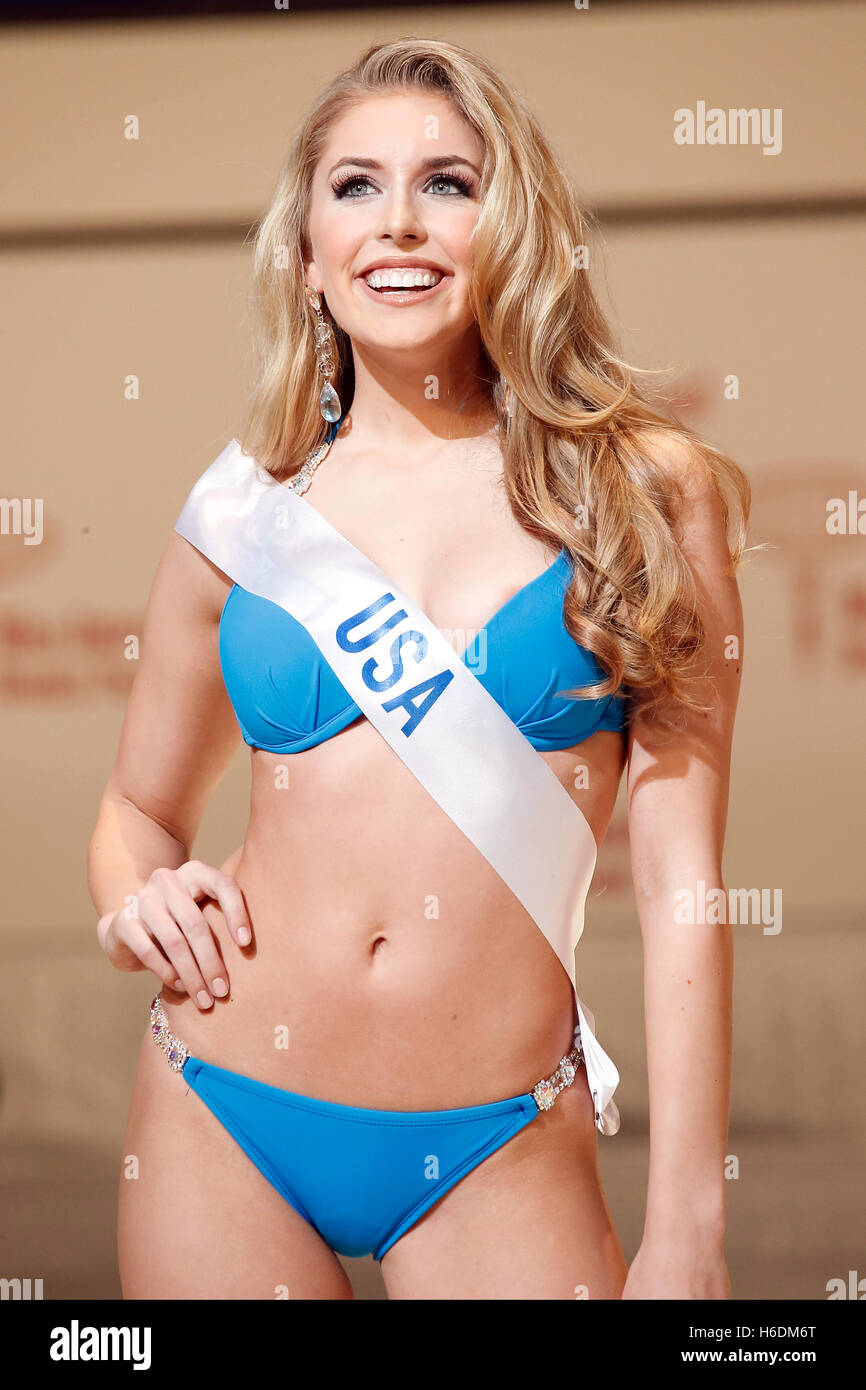 Tokyo, Japan. 27th October, 2016. Miss United States Kaitryana Leinbach walks down the runway during The 56th Miss International Beauty Pageant 2016 on October 27, 2016, in Tokyo, Japan. Sixty-nine contestants from various countries took part in the beauty pageant competition which has been organized by The International Culture Association since 1960. Credit:  Rodrigo Reyes Marin/AFLO/Alamy Live News Stock Photo