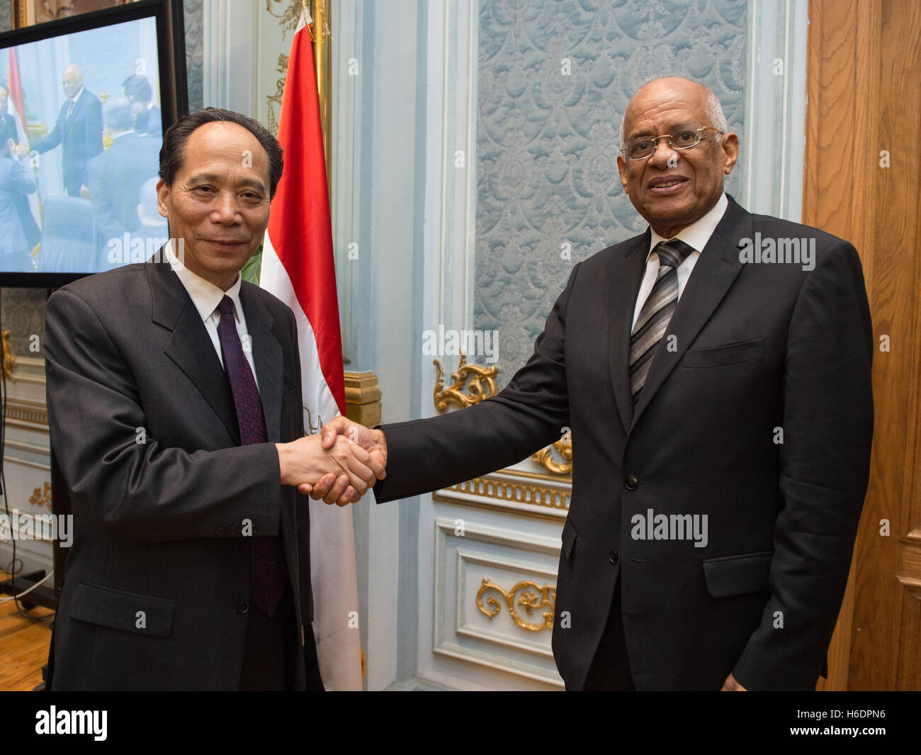 Cairo, Egypt. 17th Nov, 2016. Ji Bingxuan (L), vice chairman of the Standing Committee of the National People's Congress of China, meets with Ali Abdelaal, speaker of the Egyptian parliament, in Cairo, Egypt, on Nov. 17, 2016. © Meng Tao/Xinhua/Alamy Live News Stock Photo