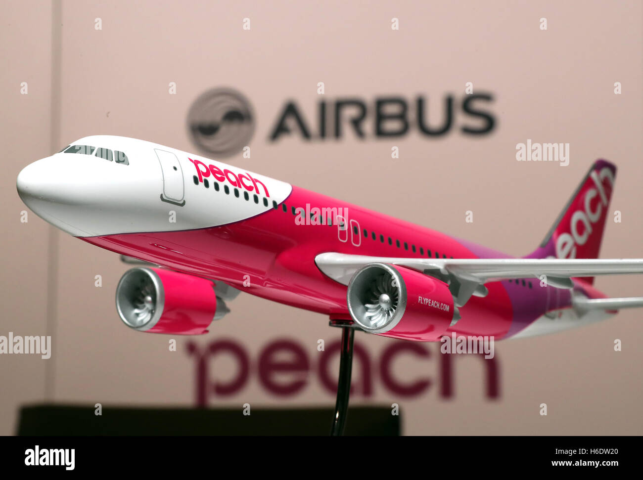 Tokyo, Japan. 18th Nov, 2016. A scale model of Airbus A320 is 