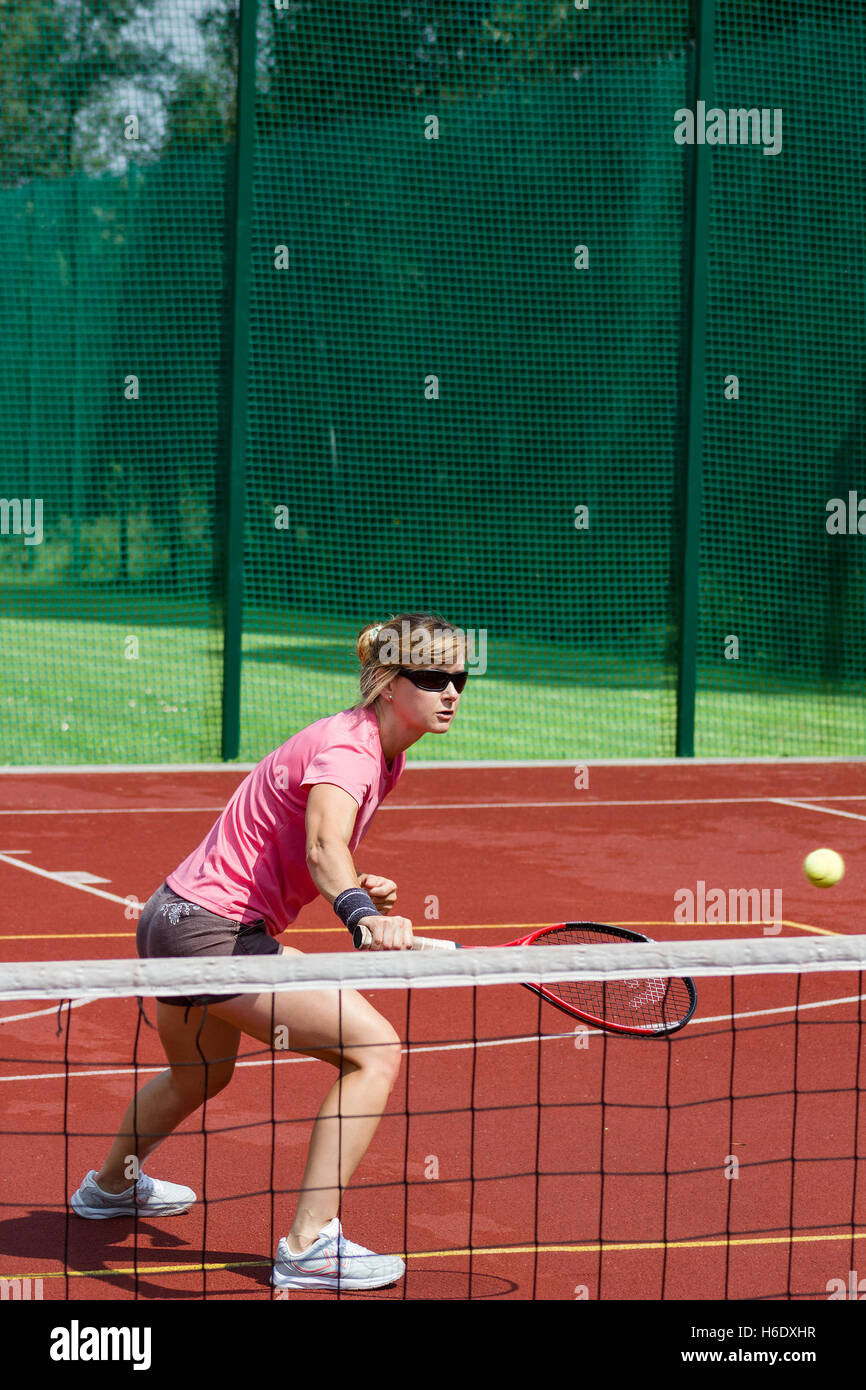 Female tennis player hitting a volley Stock Photo