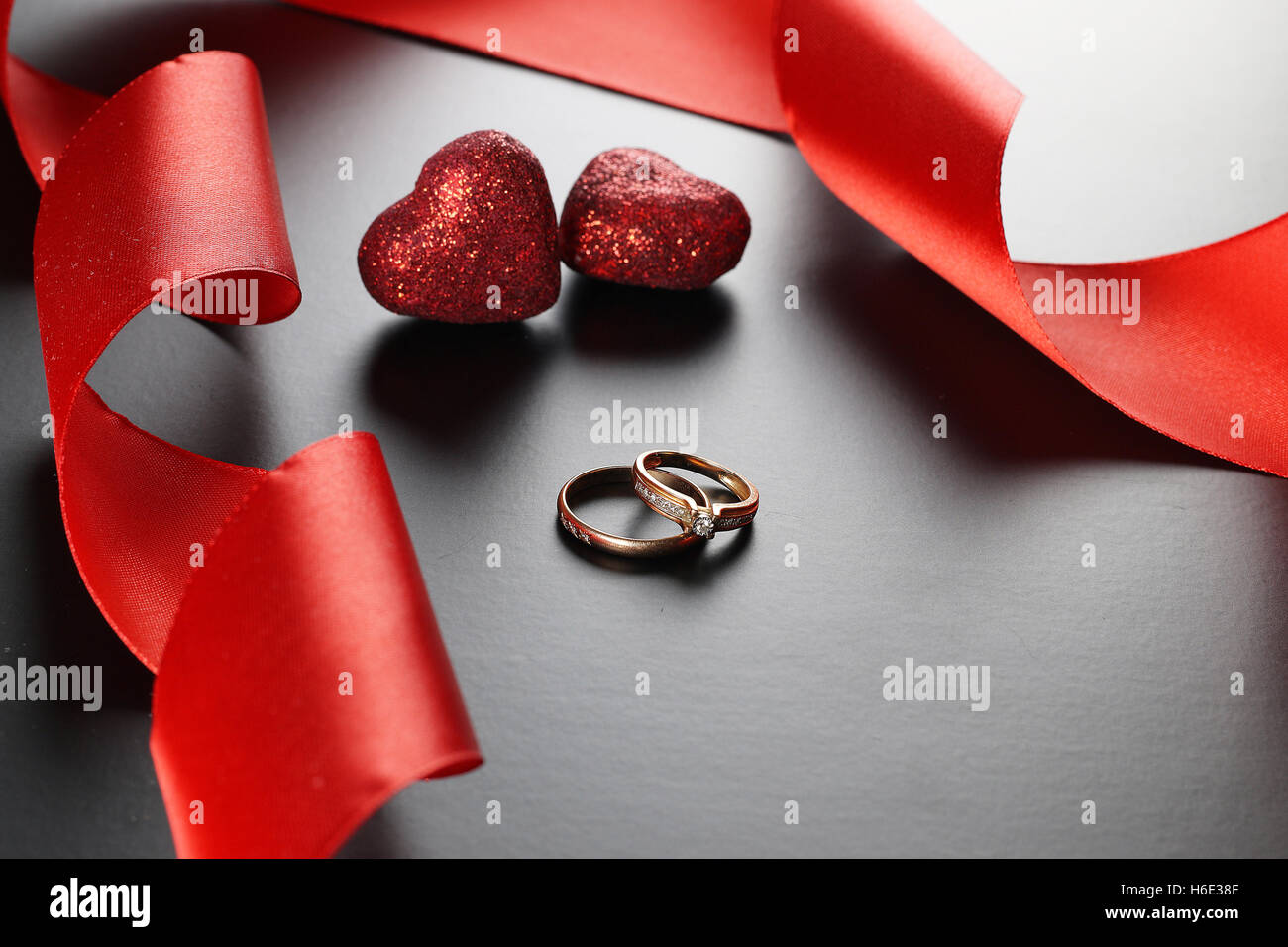 Wedding rings ribbon Stock Photo - Alamy