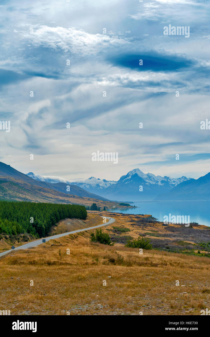 State Highway 80 or Mount Cook Road adjacent by Lake Pukaki leading to New Zealand's highest mountain Aoraki / Mount Cook Stock Photo