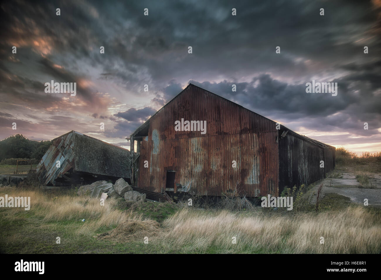 Old corrugated iron farm barn hi-res stock photography and images - Alamy
