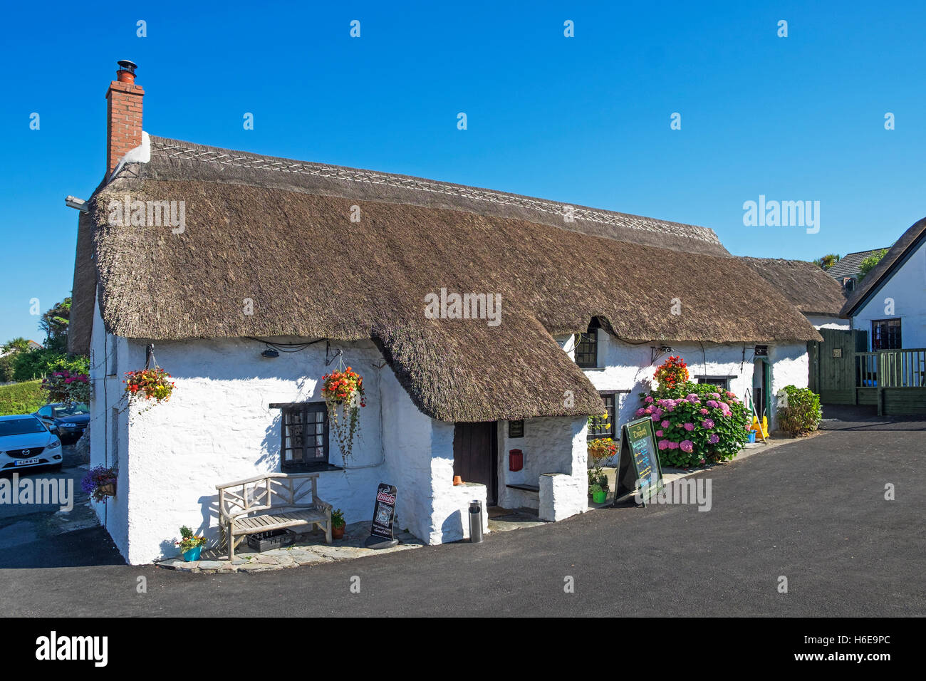 A thatched roof village pub at Holywell Bay in Cornwall, UK Stock Photo