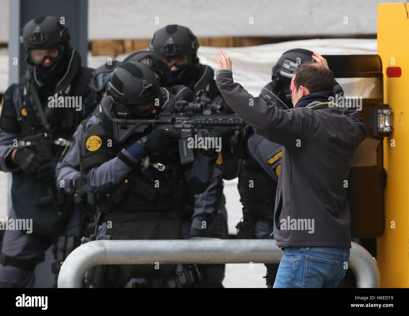 Members garda emergency response unit hires stock photography and