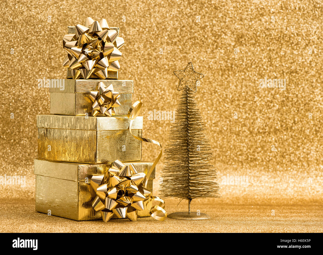 Shiny christmas tree gift boxes hi-res stock photography and images - Alamy