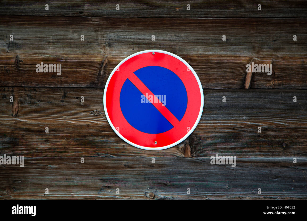 Close view of the No Parking sign Stock Photo - Alamy