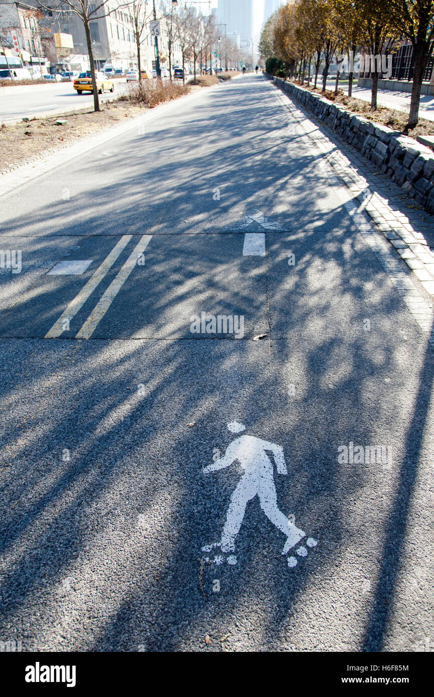 Diagram of a rollerblader on asphalt, indicating it is the lane for