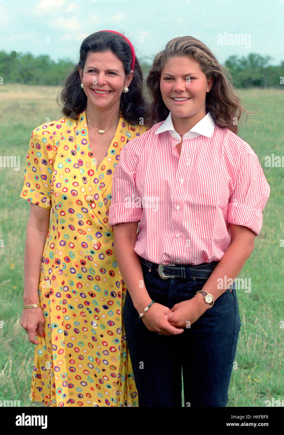 queen-silvia-and-crown-princess-victoria-at-summer-vacation-to-land-H6FBF8.jpg