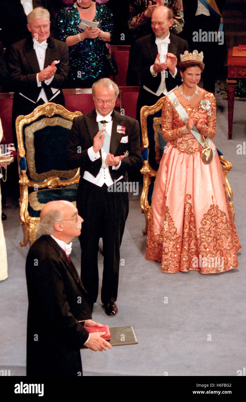 Swedish ROYAL COUPLE with Walter Kohn Chemistry Laureates at the Nobel prize ceremony in Stockholm Concert hall 1998 Stock Photo