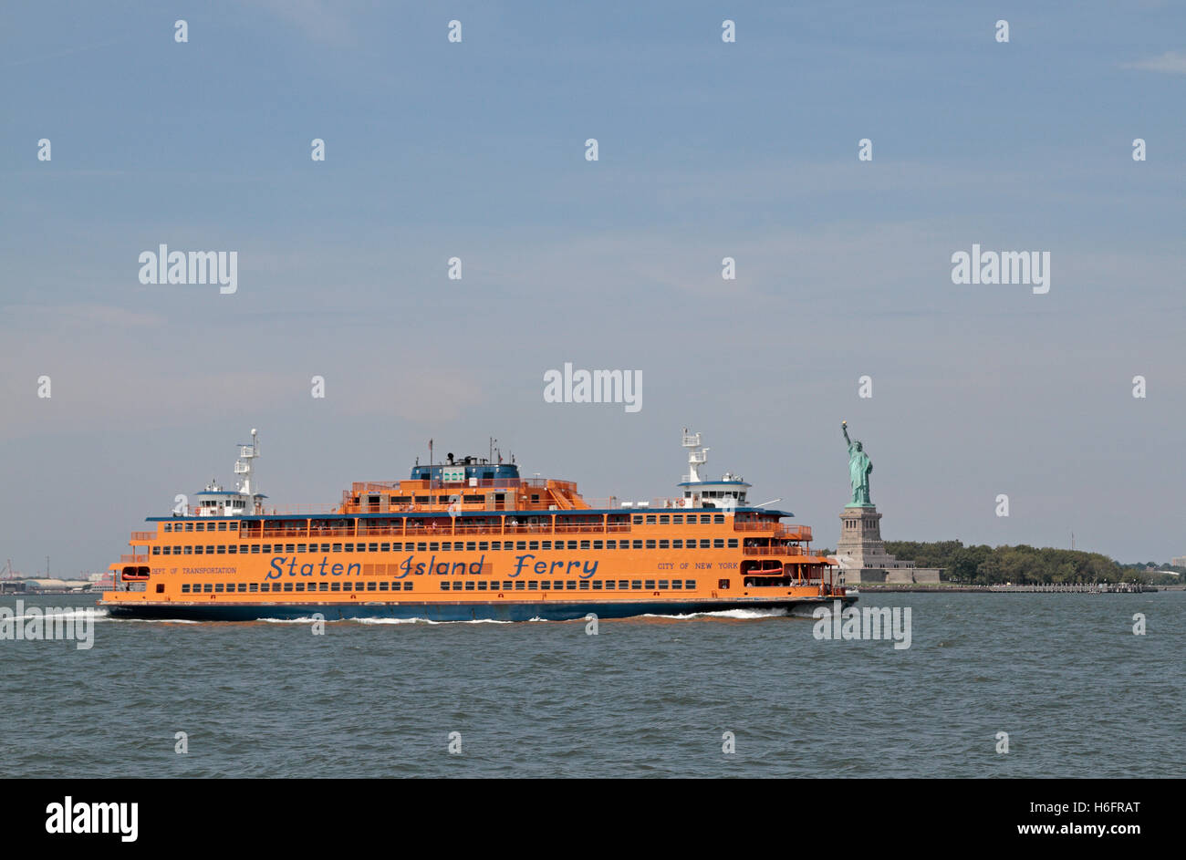 The staten island ferry passing the statue of liberty hires stock