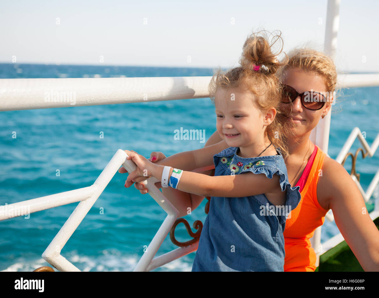 Little girl by sea hi-res stock photography and images - Alamy