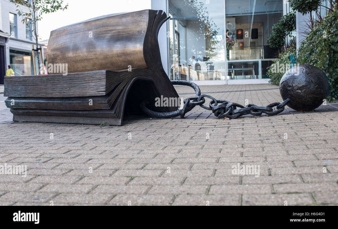 Street sculpture of a book bench in Chelsea, London Stock Photo