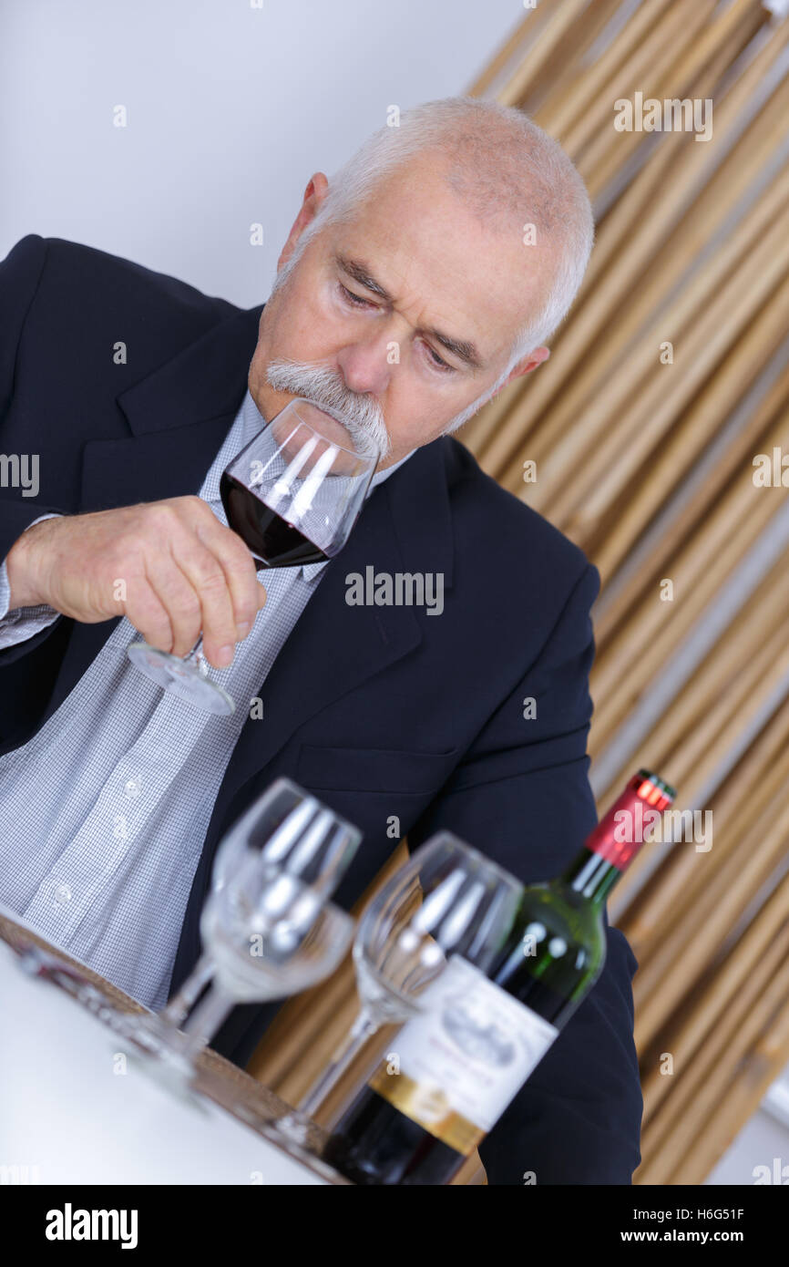 man holding red wine in glass Stock Photo - Alamy